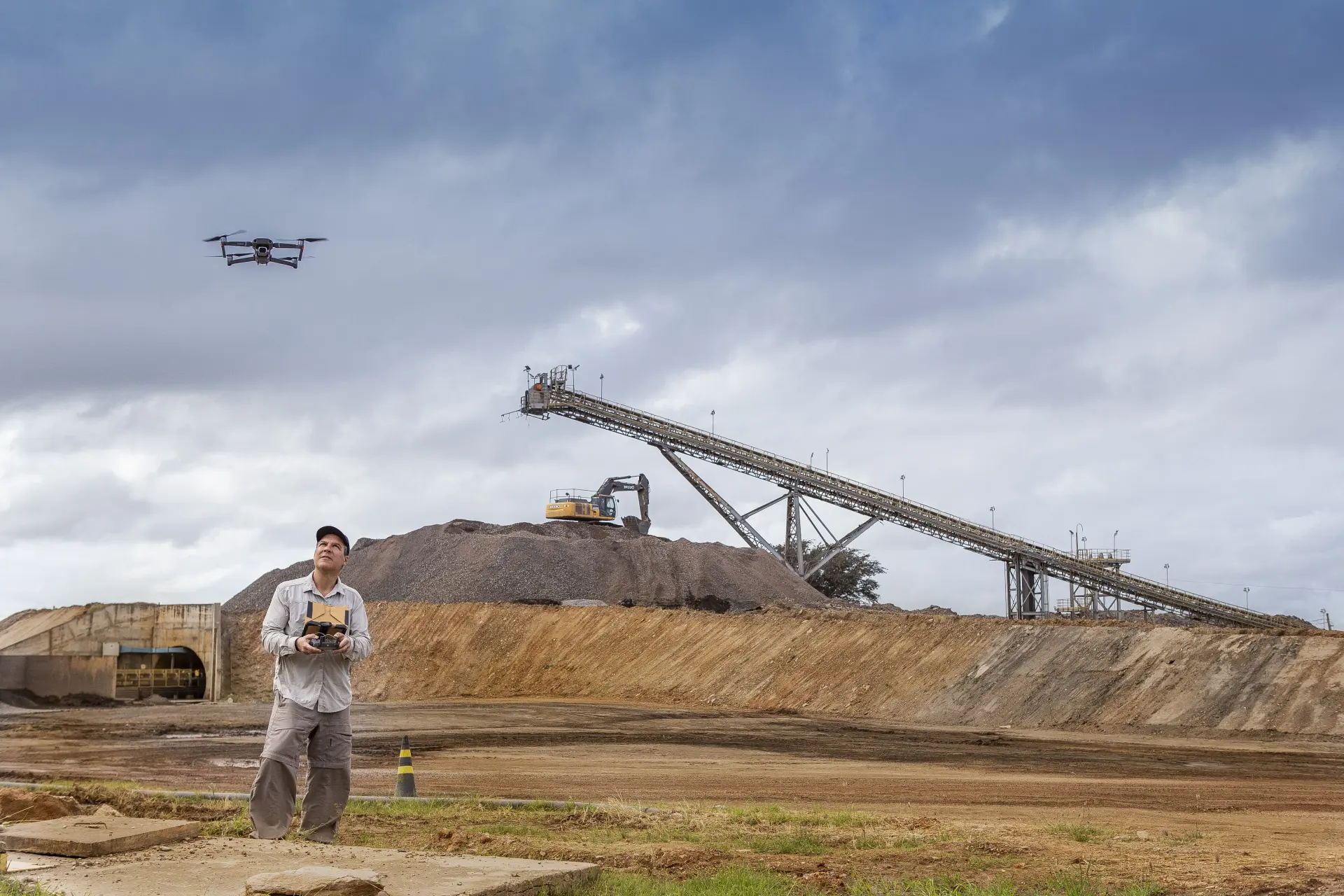 Tomaz Cavalieri pilota um drone em uma área de mineração