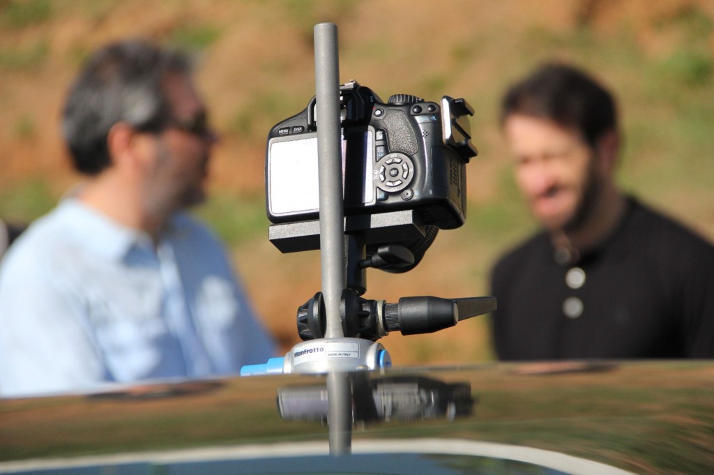 Câmera montada junto a um automóvel durante uma filmagem externa