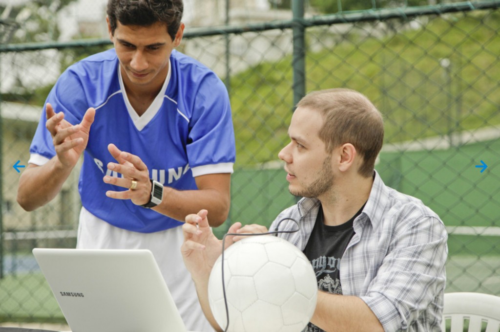 Paulo Henrique Ganso conversa com um participante da campanha Samsung Launching People