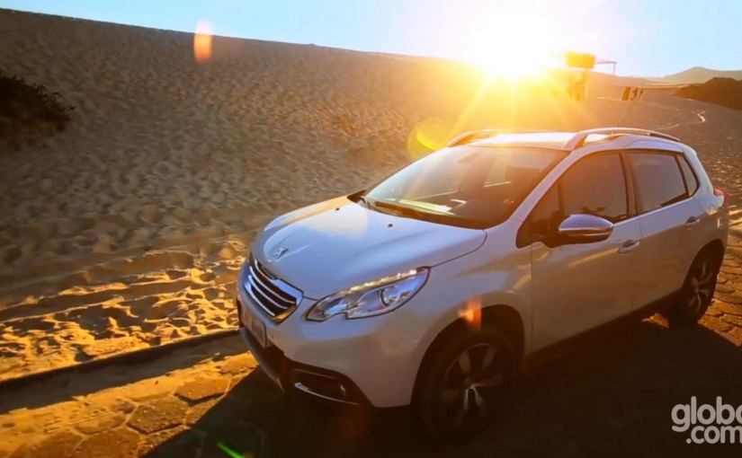 Peugeot 2008 em uma estrada durante a websérie com Ricardo Zonta